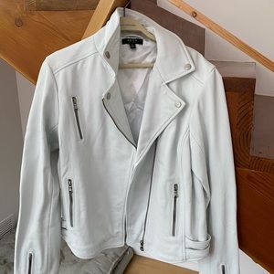 Dstld white leather motorcycle jacket sz large.